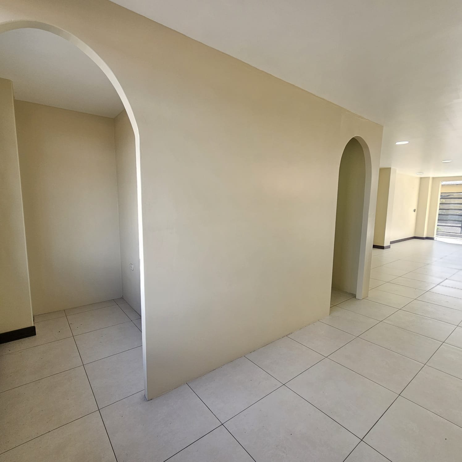 Comercial de Renta, En la Av Abelardo J Andrade, Cuenca - Imagen 2