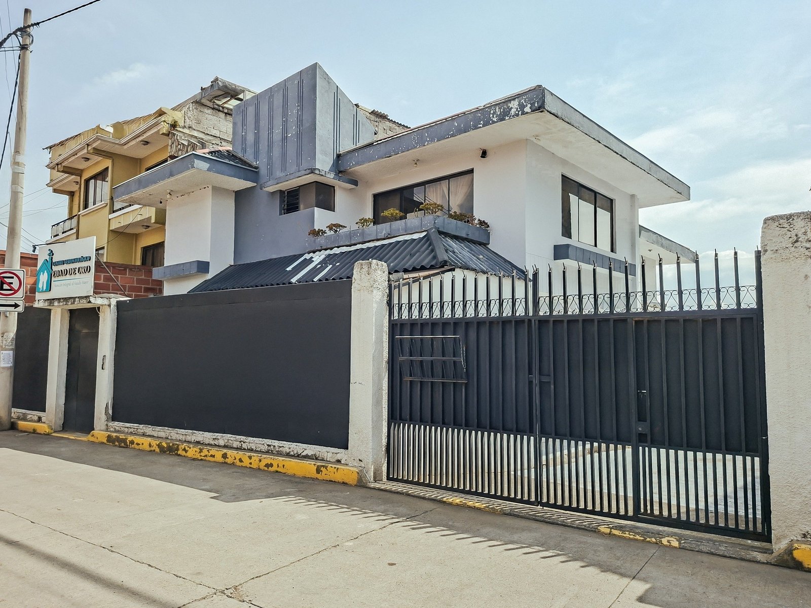 Casa de venta en cuenca, sector Av. Loja, con amplia área verde