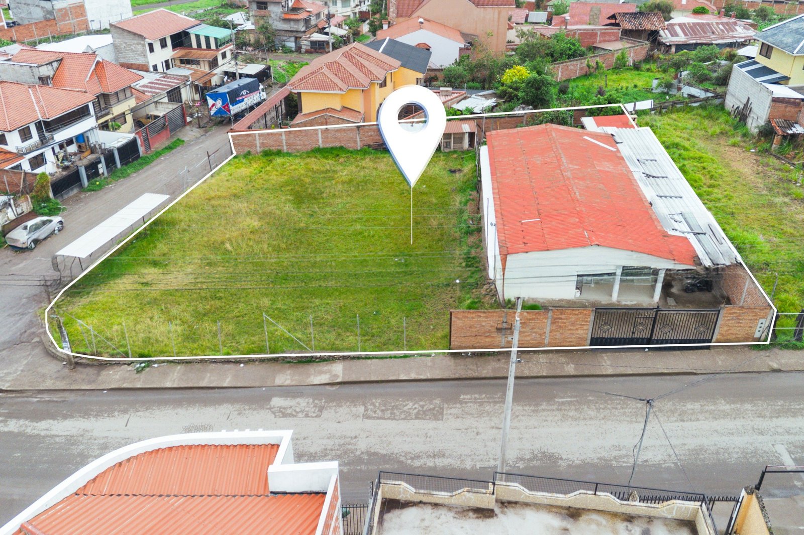 Casa Rentera con Amplio Terreno Comercial, Sector San José de Balzay, Cuenca